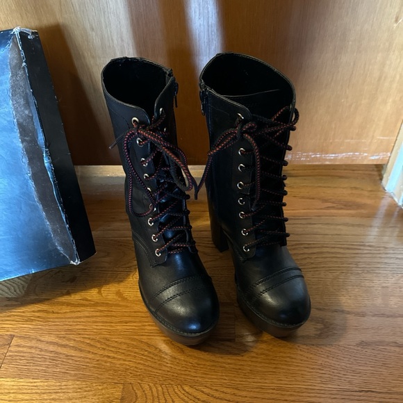 Black platform boots by Kendall & Kylie Jenner - Picture 3 of 5